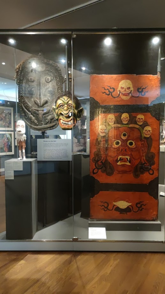 Abb. 9: Badisches Landesmuseum, Blick in die Ausstellung mit der Vitrine "Masken aus aller Welt", "Welt-Kultur / GlobalCulture", 2022